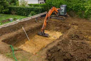 Le décaissement de la terre et le remblayage des lieux